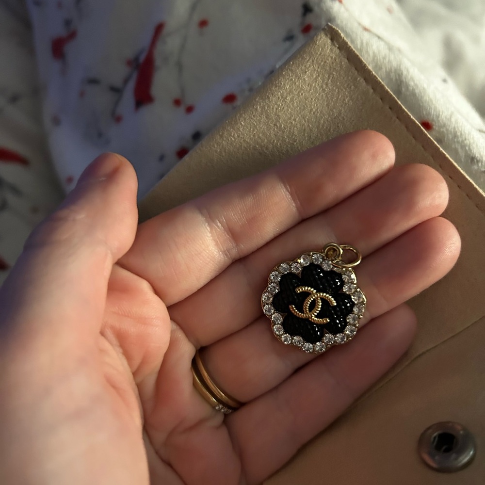 CC Black and Gold Pendant - Picture 3 of 3